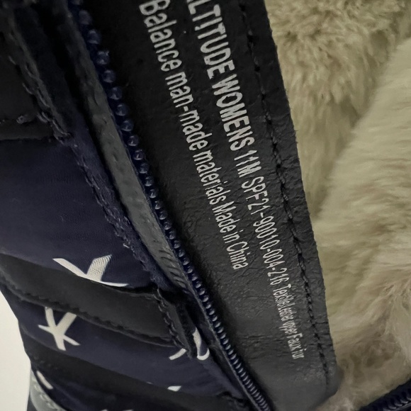 Spyder Altitude Women's USA Indigo Print snow boots, size 11.  NWT - Picture 2 of 7
